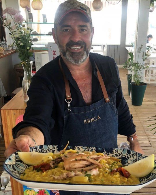 Mariano Iúdica cocina varios de los platos.