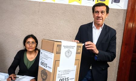 El gobernador de Jujuy, Carlos Sadir, celebró la victoria en elecciones legislativas. El gobernador de Jujuy, Carlos Sadir, celebró la victoria en elecciones legislativas.