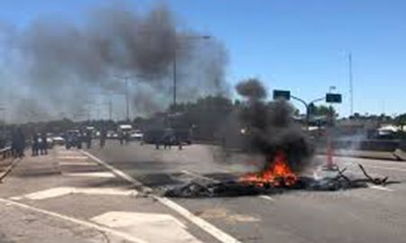 Desalojaron un predio ocupado en la localidad de Escobar, provincia de Buenos Aires. Hubo protestas. Desalojaron un predio ocupado en la localidad de Escobar, provincia de Buenos Aires. Hubo protestas.