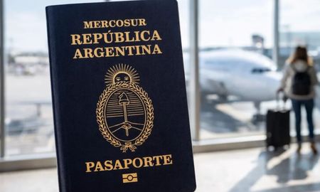 El nuevo diseño del pasaporte argentino incorpora un chip de última generación y tintas de seguridad que facilitan el ingreso a países con altos estándares migratorios sin necesidad de visas adicionales. El nuevo diseño del pasaporte argentino incorpora un chip de última generación y tintas de seguridad que facilitan el ingreso a países con altos estándares migratorios sin necesidad de visas adicionales.