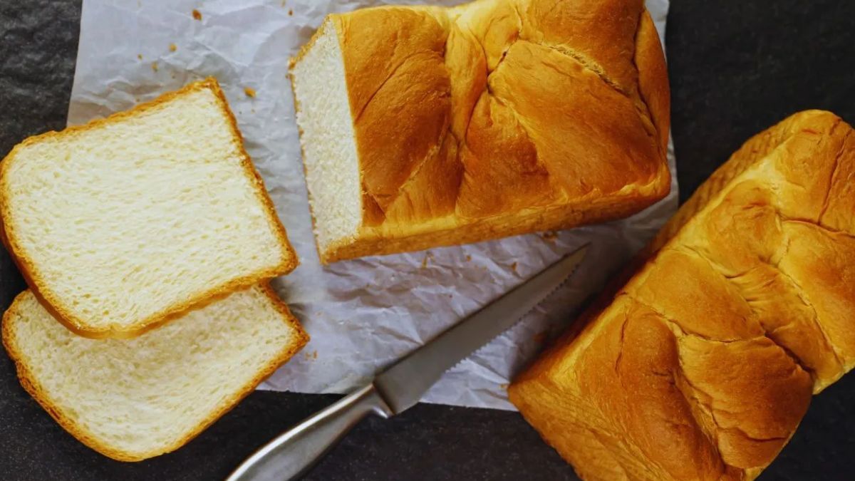 El pan de miga casero se destaca por su textura suave y uniforme, ideal para sándwiches. El pan de miga casero se destaca por su textura suave y uniforme, ideal para sándwiches.
