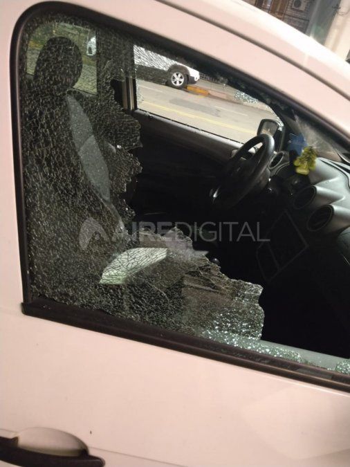 El Volkswagen Voyager vandalizado pertenece a la repartición policial de Servicios Sociales lindera a la Comisaría.