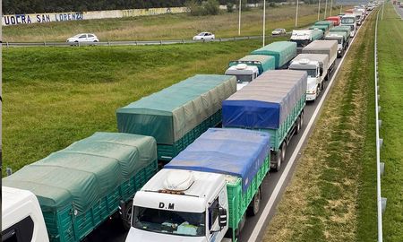 Se registra congestionamiento en la autopista por las manifestaciones que se registran a la altura de Villa La Rivera en la ruta 11 y 91. Se registra congestionamiento en la autopista por las manifestaciones que se registran a la altura de Villa La Rivera en la ruta 11 y 91.