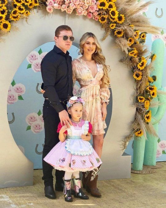 Canelo Álvarez, Fernanda Gómez y su hija.