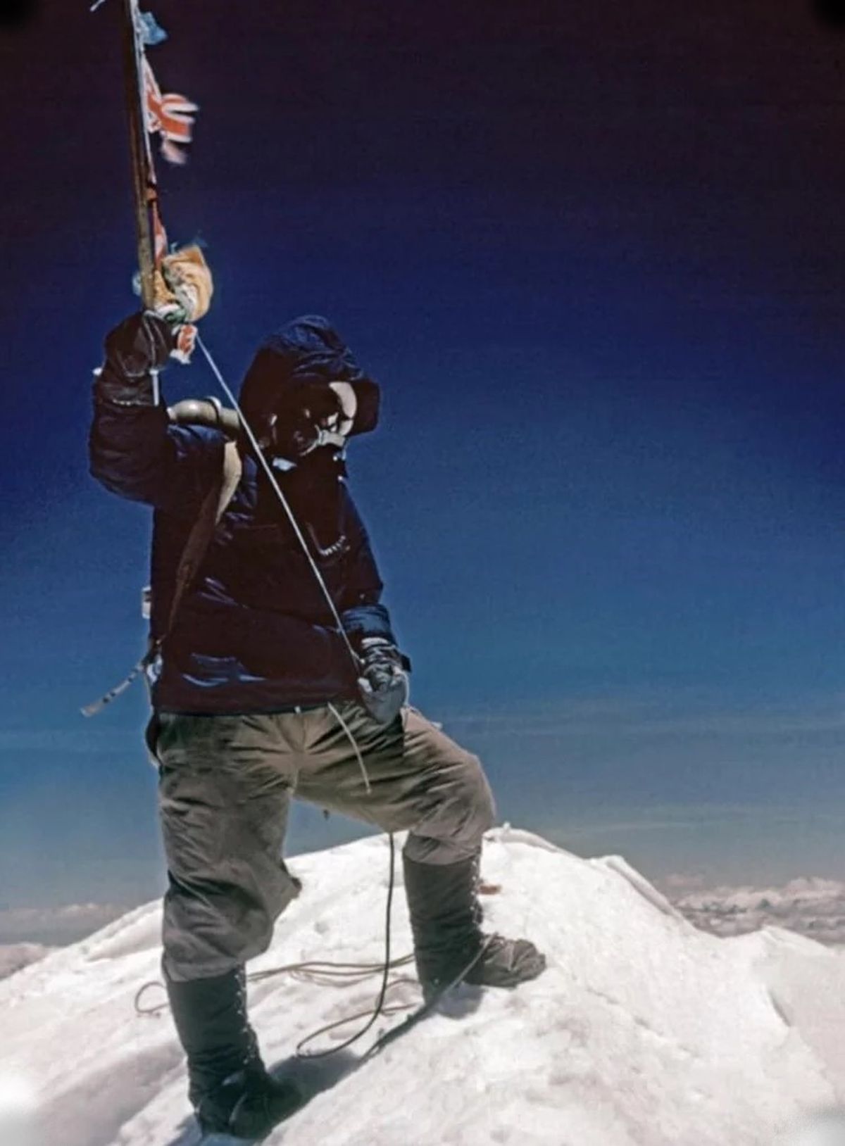 Tras llegar a la cima del Everest, estuvieron casi 15 minutos en la cumbre, donde Norgay enterró algunos dulces como ofrenda, mientras Hillary colocaba una cruz sobre la nieve. Además, este tomó esta fotografía del nepalí aunque, curiosamente, rechazó una de él mismo en el techo del mundo, donde el hombre había llegado por primera vez. Tras llegar a la cima del Everest, estuvieron casi 15 minutos en la cumbre, donde Norgay enterró algunos dulces como ofrenda, mientras Hillary colocaba una cruz sobre la nieve. Además, este tomó esta fotografía del nepalí aunque, curiosamente, rechazó una de él mismo en el techo del mundo, donde el hombre había llegado por primera vez.