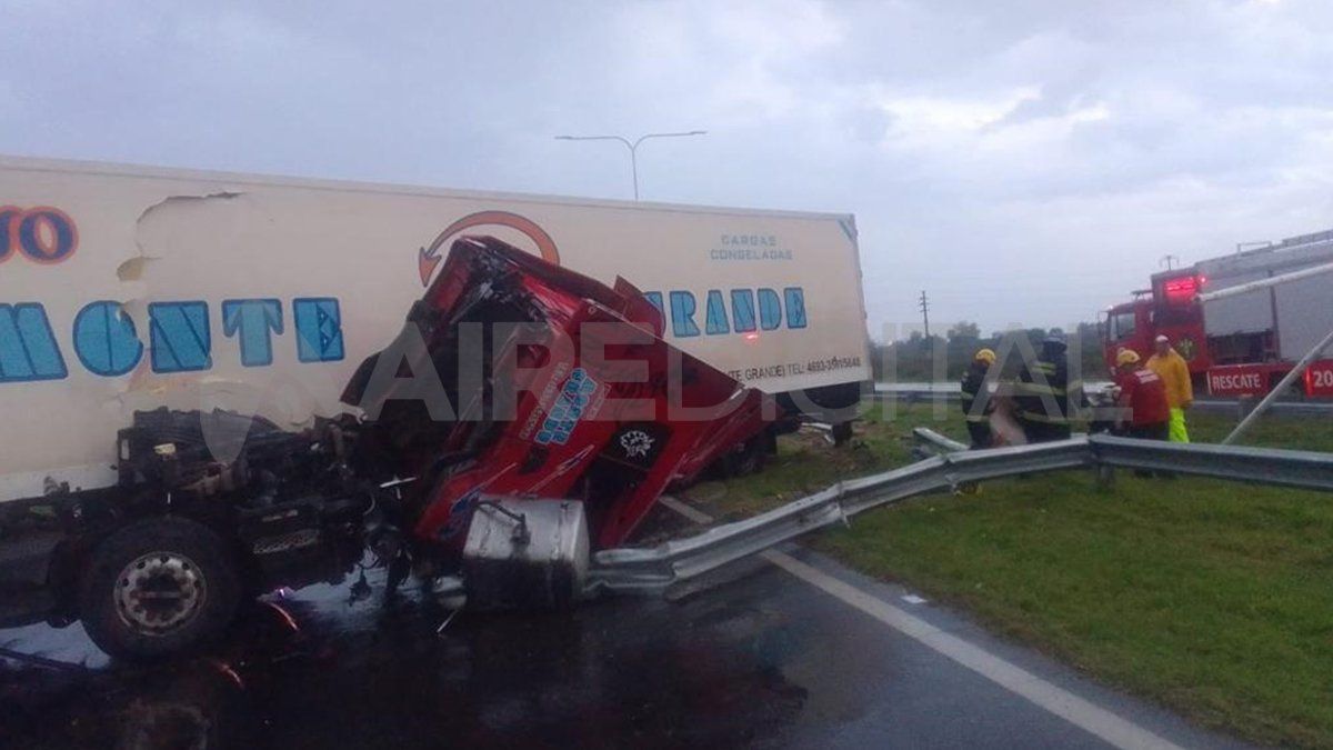 El camión quedó cruzado en la calzada.&nbsp;