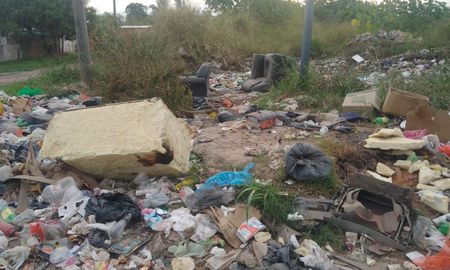 Así está el microbasural entre las calles Ayacucho y Pavón en barrio Pompeya. Así está el microbasural entre las calles Ayacucho y Pavón en barrio Pompeya.
