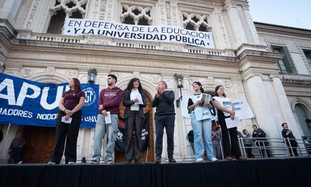 Los docentes universitarios nucleados en la CONADU Histórica definirán este jueves, en un Congreso Extraordinario virtual, si aceptan o rechazan la propuesta salarial presentada por el Gobierno nacional. Los docentes universitarios nucleados en la CONADU Histórica definirán este jueves, en un Congreso Extraordinario virtual, si aceptan o rechazan la propuesta salarial presentada por el Gobierno nacional.