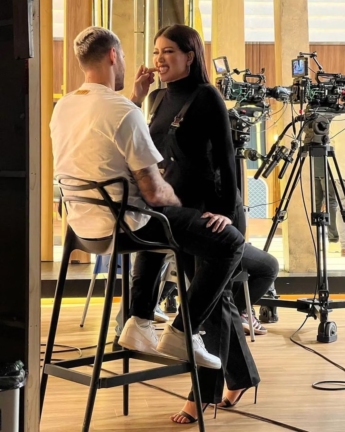 Mauro Icardi limpiándole los dientes a Wanda Nara. Mauro Icardi limpiándole los dientes a Wanda Nara.