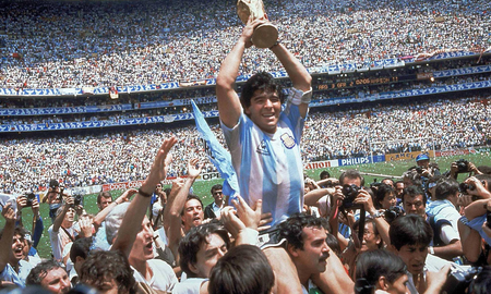 El Diez dejó palabras tan poderosas como sus jugadas: sinceras, polémicas y llenas de pasión.La vuelta olímpica de Roberto Cejas con Diego Maradona. El Diez dejó palabras tan poderosas como sus jugadas: sinceras, polémicas y llenas de pasión.La vuelta olímpica de Roberto Cejas con Diego Maradona.