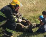 la historia detras de la foto del nino que es entretenido por bomberos mientras su familia es rescatada de un accidente la historia detras de la foto del nino que es entretenido por bomberos mientras su familia es rescatada de un accidente