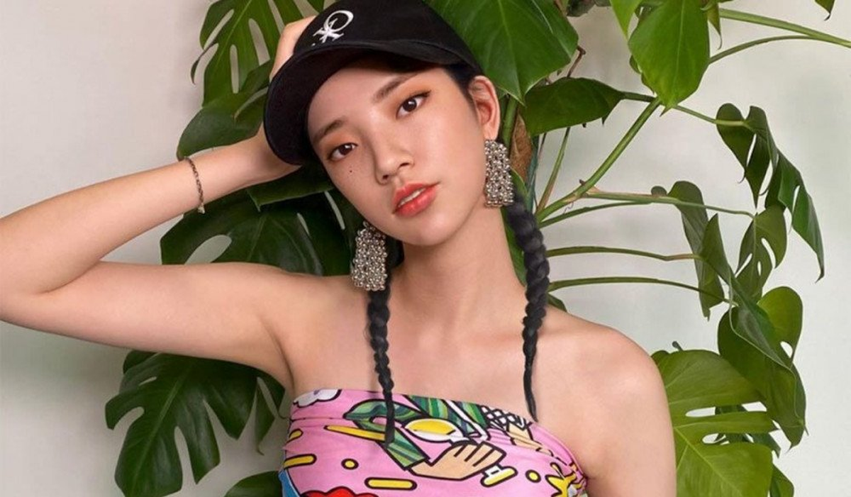 Está dirigida a un público millennial interesado en productos de belleza y moda