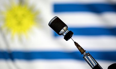 uruguay aplicara una tercera dosis contra el covid a mayores de 60 anos uruguay aplicara una tercera dosis contra el covid a mayores de 60 anos