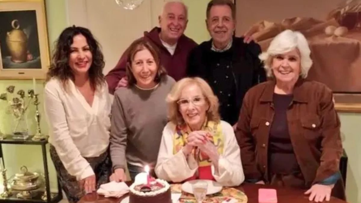 Mirtha Legrand y seres queridos, durante la celebraci&oacute;n por el cumplea&ntilde;os de su empleada Elvira Guaraz.