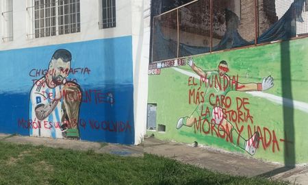 Vandalizaron murales de Messi y Dibu Martínez con pintadas contra Chiqui Tapia tras la eliminación de Morón Vandalizaron murales de Messi y Dibu Martínez con pintadas contra Chiqui Tapia tras la eliminación de Morón