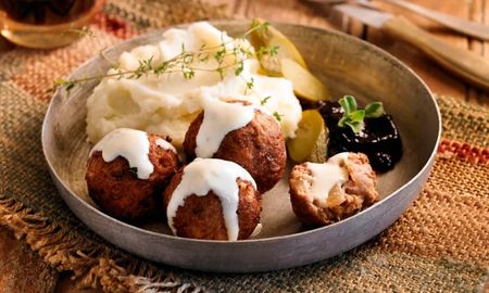 Albóndigas con puré y jalea de arándanos, by Maru Botana. Albóndigas con puré y jalea de arándanos, by Maru Botana.