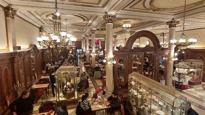 ¿Cuánto cuesta un café con leche y dos medialunas en La Ideal?