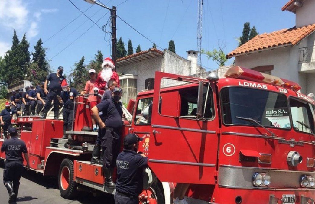 Bomberos se volvieron virales al despedir el año con una coreografía de Tini y L-Gante.