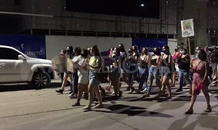 Una gran cantidad de personas se concentró en la plaza principal de San Carlos para brindar su apoyo a la joven que fue víctima de una brutal paliza por parte de su pareja. Una gran cantidad de personas se concentró en la plaza principal de San Carlos para brindar su apoyo a la joven que fue víctima de una brutal paliza por parte de su pareja.
