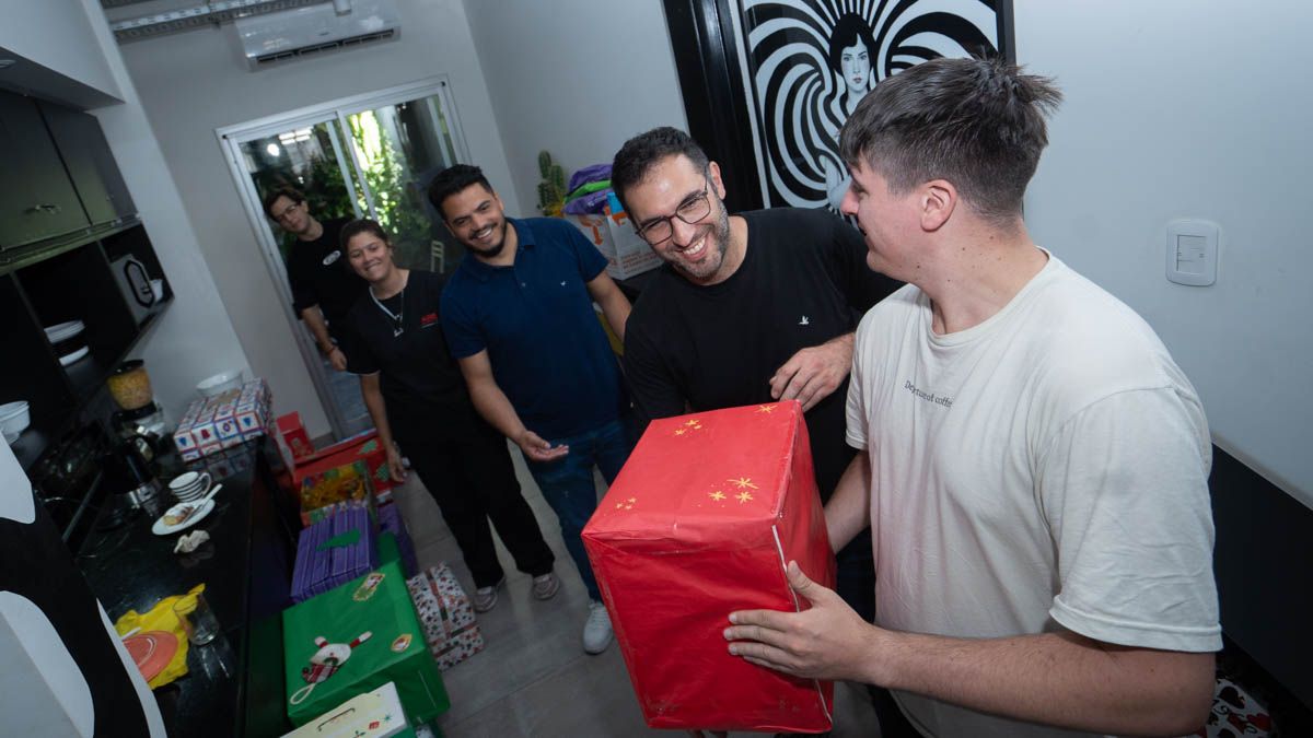 El edificio de AIRE recibió y albergó 2300 cajas destinadas a familias necesitadas de Santa Fe. El edificio de AIRE recibió y albergó 2300 cajas destinadas a familias necesitadas de Santa Fe.