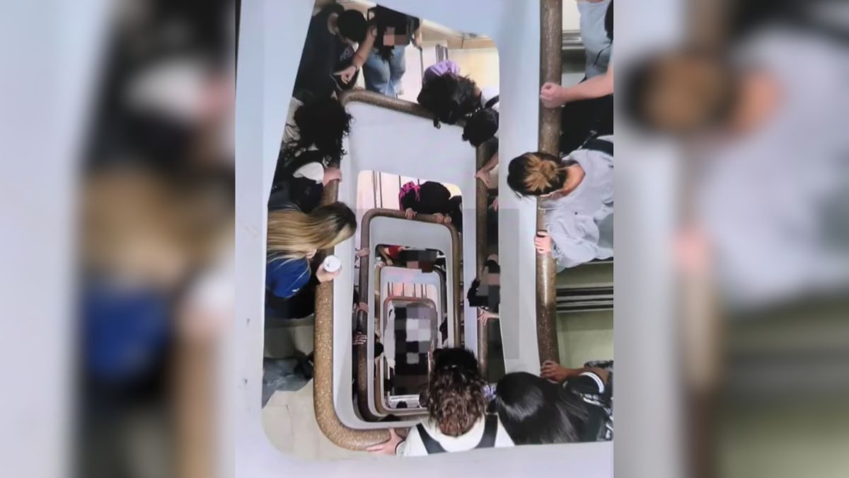 El joven fue encontrado sobre las escaleras de la instituci&oacute;n.