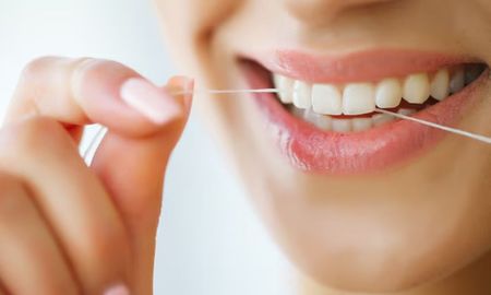 El uso diario de hilo dental reduce la inflamación y mejora la salud cardiovascular. El uso diario de hilo dental reduce la inflamación y mejora la salud cardiovascular.