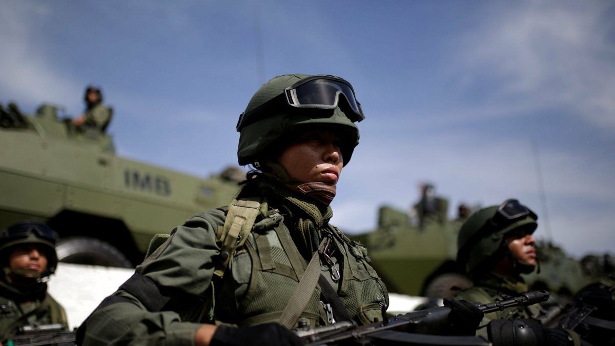 Fuerzas venezolanas desactivan centenares de trampas explosivas en la frontera con Colombia.