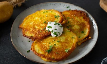 El secreto de estas tortitas está en el rallado fino de la papa para lograr una costra dorada y crujiente. El secreto de estas tortitas está en el rallado fino de la papa para lograr una costra dorada y crujiente.