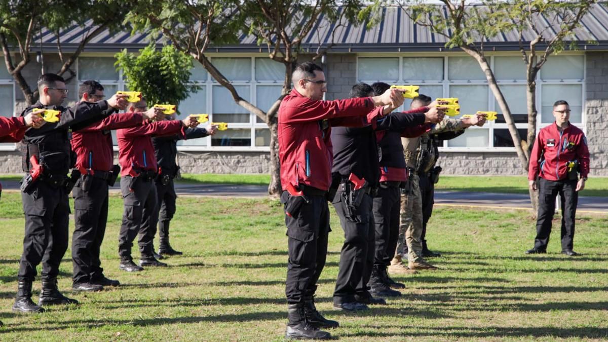 Los operadores Taser de la Policía de la Ciudad de Buenos Aires se capacitan sobre el uso del arma de electrochoque. Los operadores Taser de la Policía de la Ciudad de Buenos Aires se capacitan sobre el uso del arma de electrochoque.
