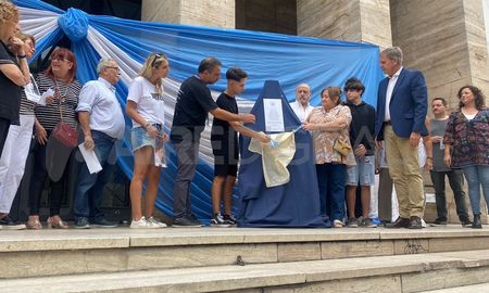 El acto se realizó en la Plazoleta de los Trabajadores, ubicada frente a la explanada de la Municipalidad de Santa Fe. El acto se realizó en la Plazoleta de los Trabajadores, ubicada frente a la explanada de la Municipalidad de Santa Fe.