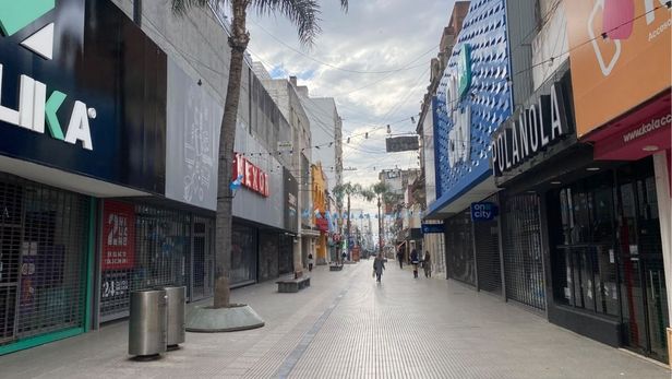 La tradicional postal de una peatonal casi vacía durante un partido decisivo de la Selección argentina.