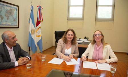 El acto se desarrolló en la Secretaría de Relaciones Internacionales, en la sede de Gobierno en Rosario. El acto se desarrolló en la Secretaría de Relaciones Internacionales, en la sede de Gobierno en Rosario.
