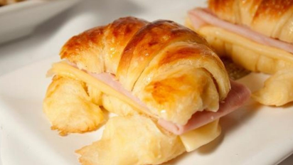 Medialunas de jamón y queso con tapa de tarta: el truco de Matías Chavero para resolver la merienda en 15 minutos