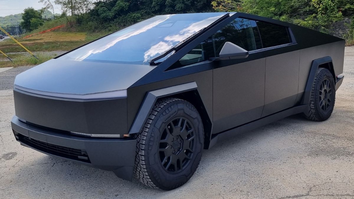 La Tesla Cybertruck destaca por su estructura de acero inoxidable y su apariencia vanguardista, convirtiéndose en un ícono del diseño automotriz moderno. La Tesla Cybertruck destaca por su estructura de acero inoxidable y su apariencia vanguardista, convirtiéndose en un ícono del diseño automotriz moderno.
