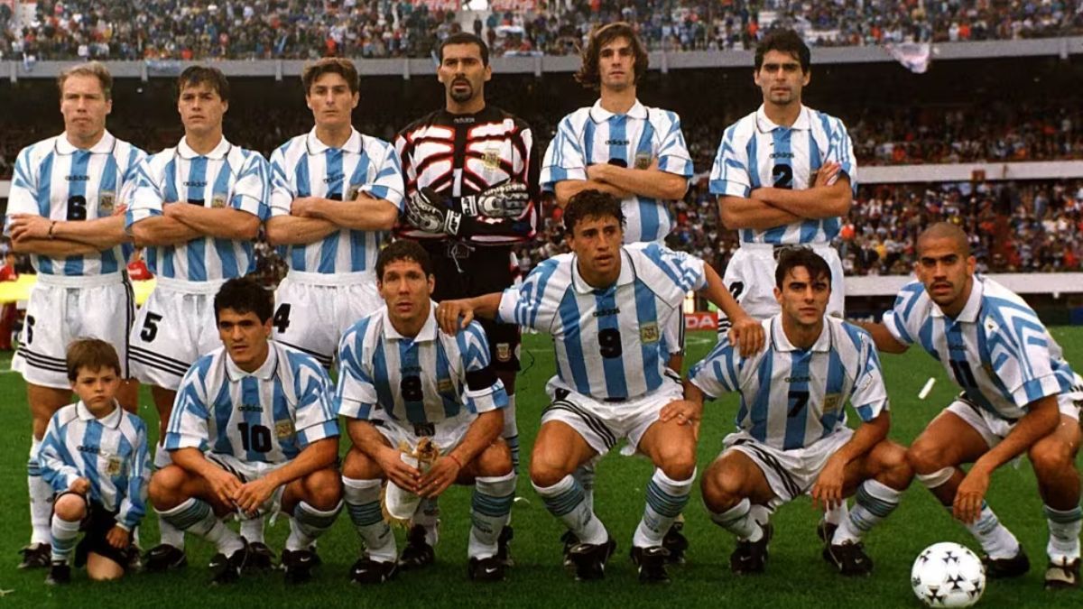 Pablo Paz y Diego Simeone, compartiendo un partido con la Selección Argentina en el estadio Monumental. Pablo Paz y Diego Simeone, compartiendo un partido con la Selección Argentina en el estadio Monumental.