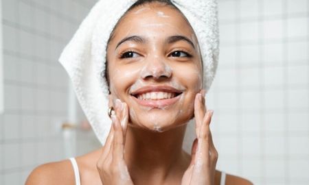 Los componentes naturales del cereal y la miel actúan como un poderoso humectante y unificador del tono facial. Los componentes naturales del cereal y la miel actúan como un poderoso humectante y unificador del tono facial.