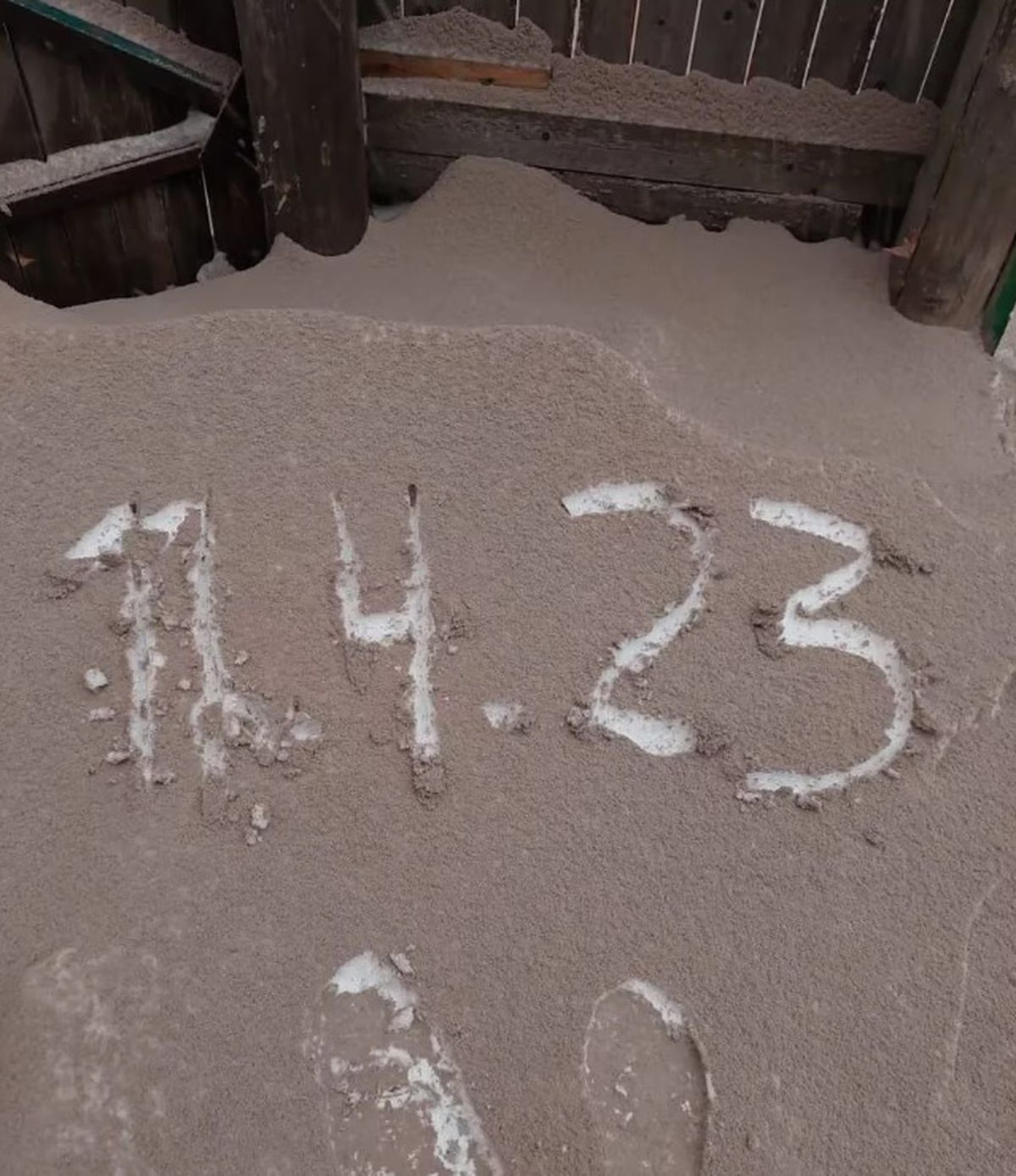 La fecha de la erupción del volcán grabada entre las cenizas.