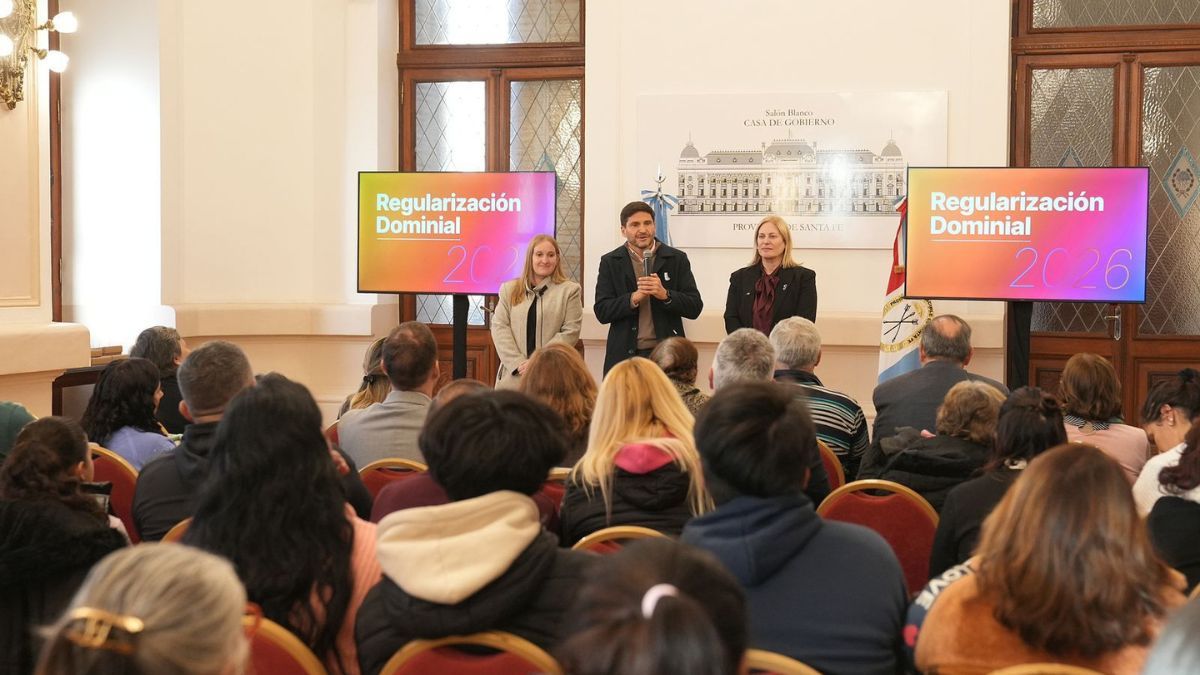 El gobernador de la provincia, Maximiliano Pullaro, encabezó la entrega de viviendas junto a la diputada nacional, Gisela Scaglia y funcionarios del Gabinete.&nbsp;