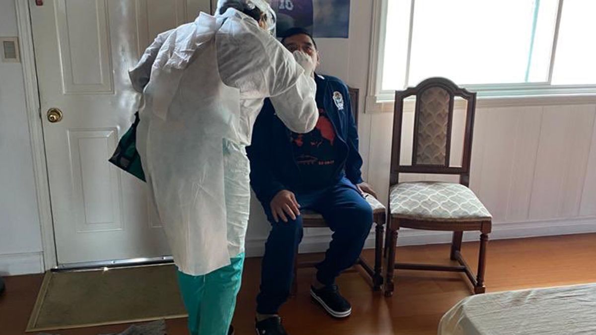 Este lunes hisoparon a Diego Maradona para determinar si tiene coronavirus.