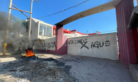 Los familiares y compañerosde Agustín Escobar reclaman explicaciones en torno a la muerte del joven de 20 años que fue encontrado muerto en el interior de un frigorífico de Recreo. Los familiares y compañerosde Agustín Escobar reclaman explicaciones en torno a la muerte del joven de 20 años que fue encontrado muerto en el interior de un frigorífico de Recreo.