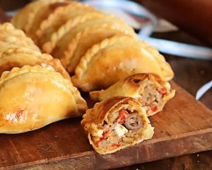 Una empanada o pastel es una fina masa de pan, masa quebrada u hojaldre rellena con una preparación salada o dulce y cocida al horno o frita. El relleno puede incluir carnes rojas o blancas, queso, pescado, verduras o fruta.