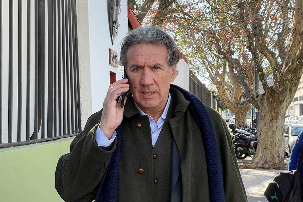 Rafael Cúneo Libarona en la entrada de la sede de la calle Cavia de la PFA, donde los jugadores están detenidos (REUTERS/Miguel Lo Bianco) Rafael Cúneo Libarona en la entrada de la sede de la calle Cavia de la PFA, donde los jugadores están detenidos (REUTERS/Miguel Lo Bianco)