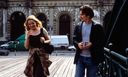 Antes del amanecer es una historia de amor que está divida en tres partes. Antes del amanecer es una historia de amor que está divida en tres partes.