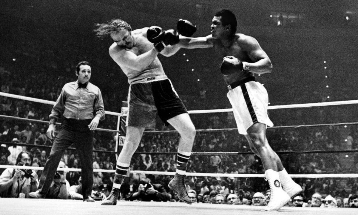 A partir del 10° asalto y, muy molesto por la cuenta de protección que había recibido por parte del árbitro, el neoyorquino Tony Pérez, el campeón mundial pesado comenzó a castigar impiadosamente a Wepner, cuya mandíbula parecía estar hecha de granito. A partir del 10° asalto y, muy molesto por la cuenta de protección que había recibido por parte del árbitro, el neoyorquino Tony Pérez, el campeón mundial pesado comenzó a castigar impiadosamente a Wepner, cuya mandíbula parecía estar hecha de granito.
