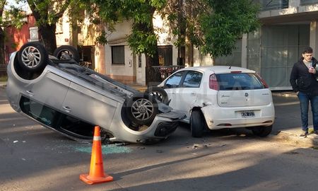 Accidente en Aristóbulo de Valle 4700. Un automovilista chocó a un auto estacionado y volcó. Accidente en Aristóbulo de Valle 4700. Un automovilista chocó a un auto estacionado y volcó.