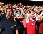 Después de tres décadas, la Premier League volverá a tener hinchas de pie en las tribunas. Después de tres décadas, la Premier League volverá a tener hinchas de pie en las tribunas.