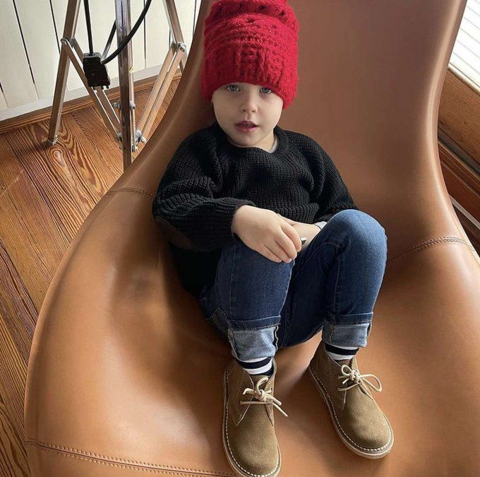 Mirko le agregó color al invierno usando un gorro color rojo. 