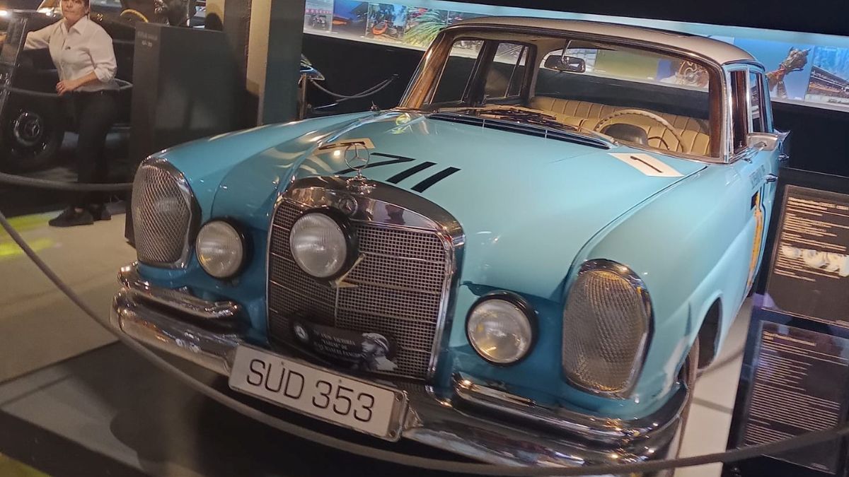 Este Mercedes-Benz 220SE, celeste y con el techo blanco, es una réplica del auto con el que Las Suecas ganaron en la Argentina en 1962, y se conserva en el Museo Juan Manuel Fangio de Balcarce, provincia de Buenos Aires. Por su parte, el original se exhibe en el Museo Mercedes-Benz, en Stuttgart, sede del fabricante alemán. Este Mercedes-Benz 220SE, celeste y con el techo blanco, es una réplica del auto con el que Las Suecas ganaron en la Argentina en 1962, y se conserva en el Museo Juan Manuel Fangio de Balcarce, provincia de Buenos Aires. Por su parte, el original se exhibe en el Museo Mercedes-Benz, en Stuttgart, sede del fabricante alemán.