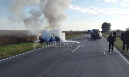 La pareja que viajaba en el Chevrolet Prisma, que se incendió, logró salir del auto. La pareja que viajaba en el Chevrolet Prisma, que se incendió, logró salir del auto.