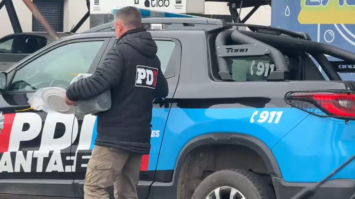 Uno de los detectives con los elementos que fueron secuestrados en el departamento. Uno de los detectives con los elementos que fueron secuestrados en el departamento.